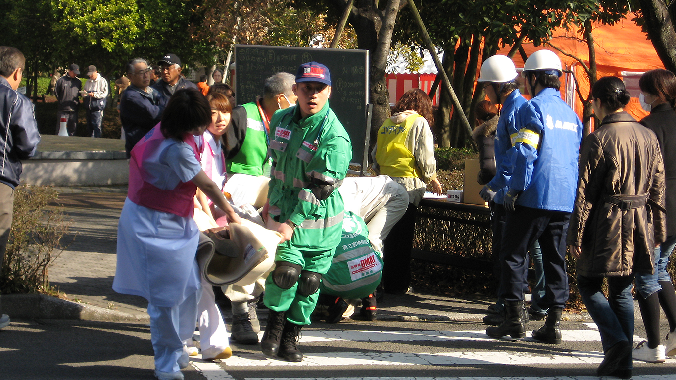 消防訓練の様子　看護師と災害派遣医療チームが協力して業務をおこなっている