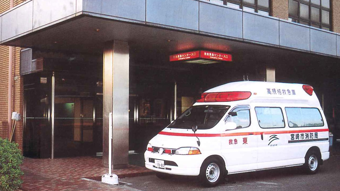 救命救急センター入り口前に高規格救急車が並んでいる写真